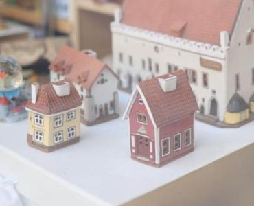 Z pudełka do pałacu: stwórz kartonowy domek dla lalek, który bawi i uczy